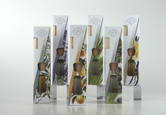 5 Sorten Aromadiffuser mit &auml;therischen &Ouml;len mit wei&szlig;er Verpackung mit Sortenbild auf hellem Hintergrund